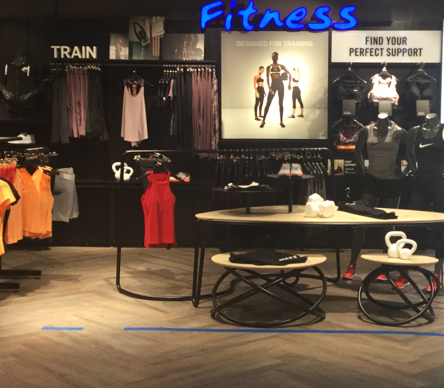 Ansprechend gestaltete physische Verkaufsfläche.